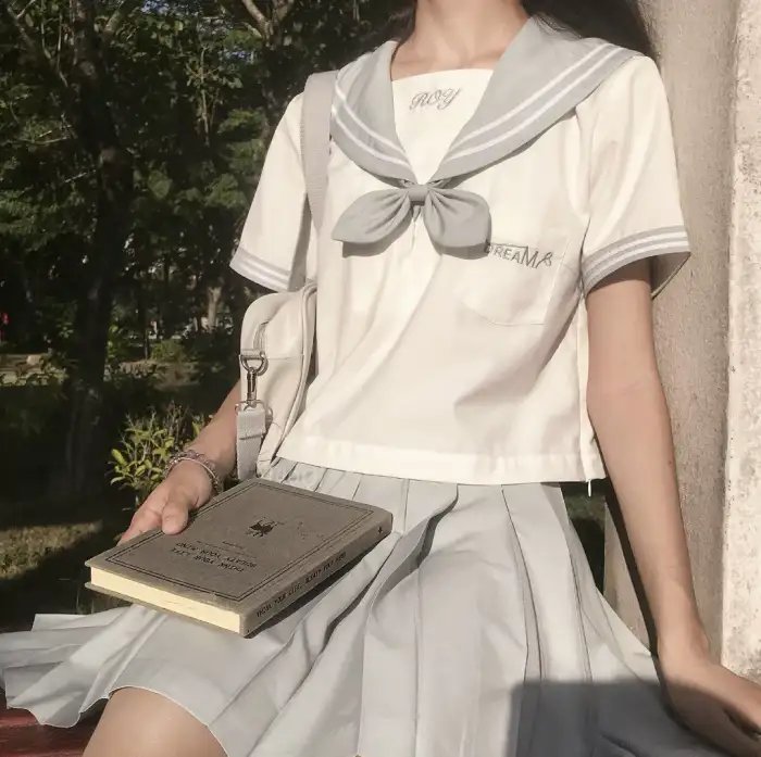 红鞋男子
